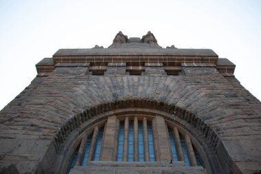  LEIPZIG, Almanya - 19 Ağustos 2018: Milletler Savaşı Anıtı 'nın düşük açılı görüntüsü Voelkerschlachtdenkmal. Yüksek kalite fotoğraf