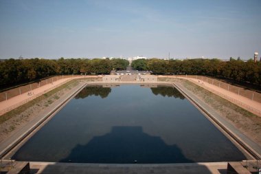 Şimdi tekrar meta veriler, havuz LEIPZIG, GERMANY - 19 AĞUSTOS 2018: Uluslar Savaşı Anıtı 'na açılan büyük yansıtıcı bir Gözyaşı Gölü. Yüksek kalite fotoğraf