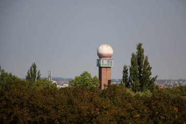 LEIPZIG, ALMANY - 19 Ağustos 2018: Küresel kubbesiyle Wetterturm Hava Kulesi 'nin dış görünüşü. Yüksek kalite fotoğraf