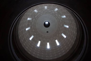 LEIPZIG, ALMANY - 19 AĞUSTOS 2018: Voelkerschlachtdenkmal 'in iç tavan görüntüsü yıldızlı bir gökyüzünü andıran dairesel bir ışık kurulumunu gösteriyor. Yüksek kalite fotoğraf