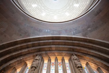  LEIPZIG, ALMANY - 19 AĞUSTOS 2018: Milletler Savaşı Anıtı 'nın iç manzarası Voelkerschlachtdenkmal kubbe ve pencereler. Yüksek kalite fotoğraf