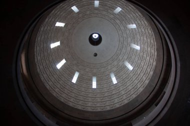 LEIPZIG, ALMANY - 19 AĞUSTOS 2018: Voelkerschlachtdenkmal 'in iç tavan görüntüsü yıldızlı bir gökyüzünü andıran dairesel bir ışık kurulumunu gösteriyor. Yüksek kalite fotoğraf