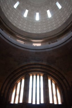 LEIPZIG, ALMANY - 19 AĞUSTOS 2018: Voelkerschlachtdenkmal kubbesinin tabanından yukarıya, dairesel tavan penceresine ve kemerli pencerelere doğru bakın. Yüksek kalite fotoğraf