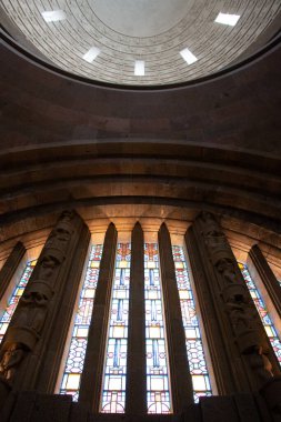 LEIPZIG, ALMANY - 18 AĞUSTOS 2018: Voelkerschlachtdenkmal anıtının içine bakan mozaik camlı pencereler ve kubbeli tavan. Yüksek kalite fotoğraf