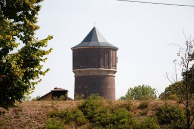 LEIPZIG, ALMANY - 19 Ağustos 2018: güneşli bir yaz gününde çevreleyen Wasserturm Leipzig-Probstheida su kulesinin uzak görüntüsü. Yüksek kalite fotoğraf