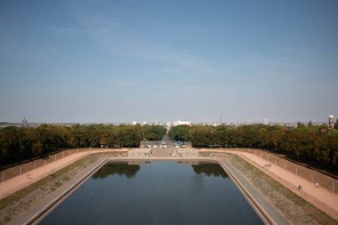  LEIPZIG, GERMANY - 19 AĞUSTOS 2018: Uluslar Savaşı Anıtı önünde büyük bir yansıtıcı Gözyaşı Gölü. Yüksek kalite fotoğraf