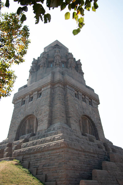  ЛЕЙПЦИГ, ГЕРМАНИЯ - 19 августа 2018 года: Внешний вид памятника битве наций Воелкершлахтденкмаль с низкого угла. Высокое качество фото