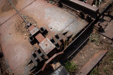  LEIPZIG, ALMANY - 19 Ağustos 2018: Alter Postbahnhof sanayi bölgesinde terk edilmiş ve paslı demiryolu rayları. Yüksek kalite fotoğraf