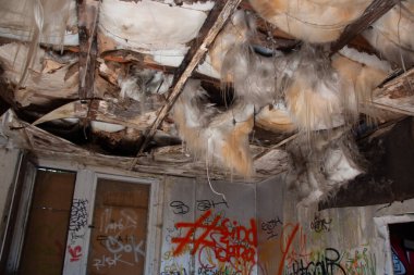  LEIPZIG, GERMANY - 19 Ağustos 2018: Alter Postbahnhof 'ta grafiti ve çürüyen tavanı olan terk edilmiş bir odanın iç görünümü. Yüksek kalite fotoğraf
