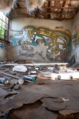  LEIPZIG, GERMANY - 19 AĞUSTOS 2018: Alter Postbahnhof 'ta döküntülü, grafiti kaplı, terk edilmiş bir odanın iç görünümü. Yüksek kalite fotoğraf
