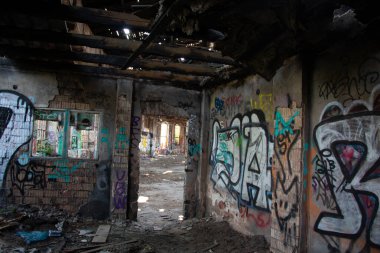  LEIPZIG, GERMANY - 19 AĞUSTOS 2018: Alter Postbahnhof 'ta çürüyen yapısı olan, grafiti kaplı, terk edilmiş bir sanayi binasının iç görünümü. Yüksek kalite fotoğraf