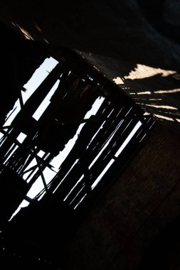  LEIPZIG, GERMANY - 19 AĞUSTOS 2018: Yıkılan çatısı ve Alter Postbahnhof 'ta grafitisi olan uçsuz bucaksız, terk edilmiş bir sanayi salonunun iç görünümü. Yüksek kalite fotoğraf