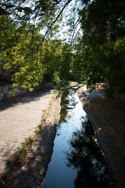 MARKLEEBERG, ALMANY - 19 Ağustos 2018: Dar kanal veya su yolu Markkleeberger yakınlarında yemyeşil ağaçlarla çevrili. Yüksek kalite fotoğraf