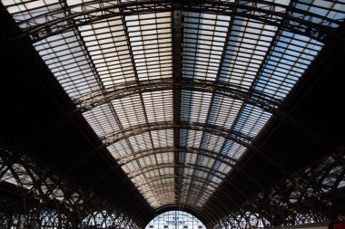 LEIPZIG, Almanya - 19 Ağustos 2018: Leipzig Hauptbahnhof 'un karmaşık çelik ve cam çatı yapısına yakın çekim. Yüksek kalite fotoğraf
