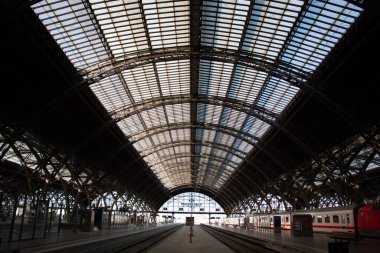 LEIPZIG, Almanya - 19 Ağustos 2018: Leipzig Hauptbahnhof 'un karmaşık çelik ve cam çatı yapısına yakın çekim. Yüksek kalite fotoğraf