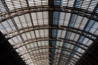 LEIPZIG, Almanya - 19 Ağustos 2018: Leipzig Hauptbahnhof 'un karmaşık çelik ve cam çatı yapısına yakın çekim. Yüksek kalite fotoğraf