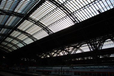 LEIPZIG, Almanya - 19 Ağustos 2018: Leipzig Hauptbahnhof 'un karmaşık çelik ve cam çatı yapısına yakın çekim. Yüksek kalite fotoğraf
