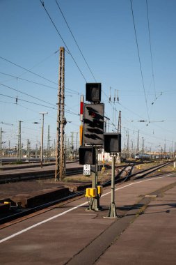  LEIPZIG, ALMANY - 19 AĞUSTOS 2018: açık bir gökyüzünün altındaki tren istasyonunda sinyal ve raylar. Yüksek kalite fotoğraf