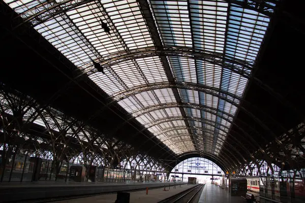LEIPZIG, Almanya - 19 Ağustos 2018: Leipzig Hauptbahnhof 'un karmaşık çelik ve cam çatı yapısına yakın çekim. Yüksek kalite fotoğraf