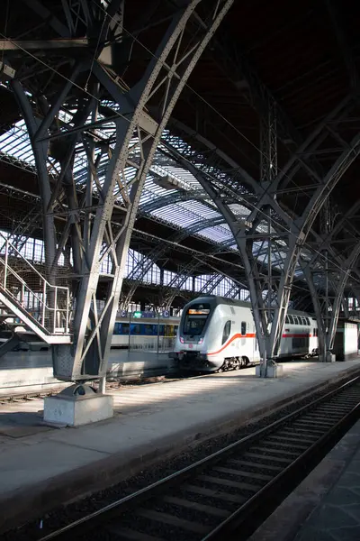LEIPZIG, GERMANY - 19 Ağustos 2018: Leipzig ana istasyon peronunun altında mimari çatı yapısına sahip tren. Yüksek kalite fotoğraf
