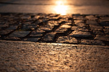 Gün doğumunda Leipzig 'deki Cobblestone Caddesi' nde. Yüksek kalite fotoğraf
