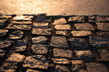 Gün doğumunda Leipzig 'deki Cobblestone Caddesi' nde. Yüksek kalite fotoğraf