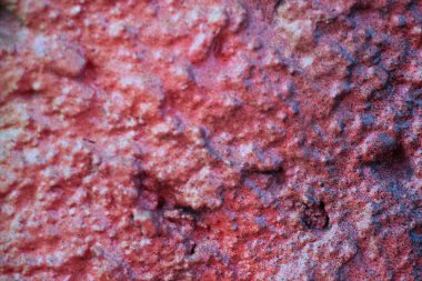 Kaba kırmızı desenli duvar yüzeyini Leipzig 'in soyulmuş arka planıyla kapatın. Yüksek kalite fotoğraf