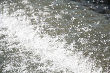  Köpüklerle çalkalanan beyaz su ve köpük soyut doğa arka planı. Yüksek kalite fotoğraf