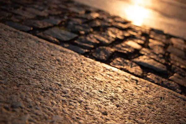 Gün doğumunda Leipzig 'deki Cobblestone Caddesi' nde. Yüksek kalite fotoğraf
