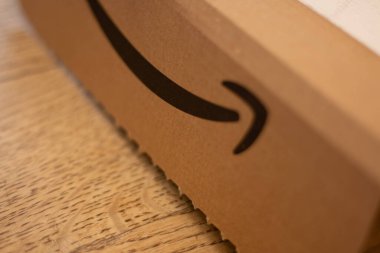 MUNICH, Almanya - 17 Temmuz 2018: karton bir kutunun üzerindeki Amazon logosunun yakın çekimi. Yüksek kalite fotoğraf