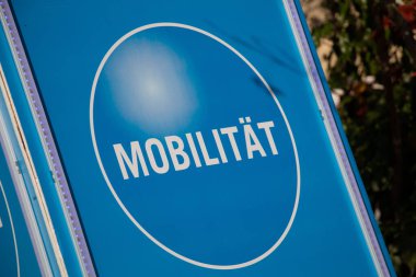 HAAG in OBERBAYERN, GERMANY - 26 Ekim 2018: Emobilitaetstag etkinliği sırasında görülen ve sürdürülebilir ulaşım ve yenilik üzerine odaklanan mavi dikey tabela. Yüksek