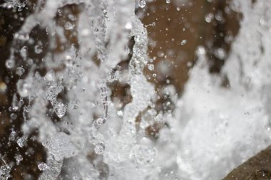  Fıskiyenin soyut sıvı zemininden su fışkırtıyor. Yüksek kalite fotoğraf