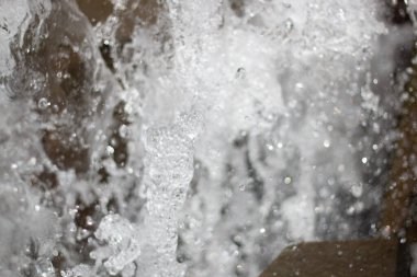  Fıskiyenin soyut sıvı zemininden su fışkırtıyor. Yüksek kalite fotoğraf