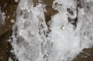  Fıskiyenin soyut sıvı zemininden su fışkırtıyor. Yüksek kalite fotoğraf