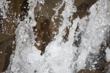  Fıskiyenin soyut sıvı zemininden su fışkırtıyor. Yüksek kalite fotoğraf