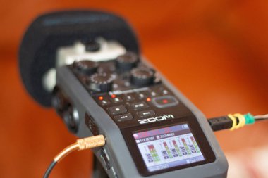 MUNICH, Almanya - 10 Eylül 2018: Fişi takılı bir Zoom H6 Handy kaydedicinin yakın çekimi. Yüksek kalite fotoğraf