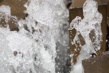  Fıskiyenin soyut sıvı zemininden su fışkırtıyor. Yüksek kalite fotoğraf