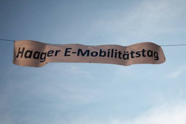 HAAG OBERBAYERN, GERMANY - 26 Ekim 2018: Caddenin karşısında Haager E-Mobilitaetstag açık mavi gökyüzü altında yerel hareketlilik gününü tanıtıyor. Yüksek kalite fotoğraf