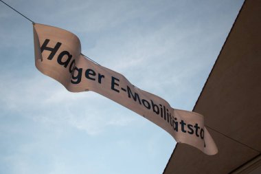 HAAG OBERBAYERN, GERMANY - 26 Ekim 2018: Caddenin karşısında Haager E-Mobilitaetstag açık mavi gökyüzü altında yerel hareketlilik gününü tanıtıyor. Yüksek kalite fotoğraf