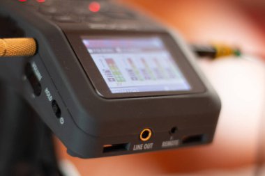  MUNICH, Almanya - 10 Eylül 2018: Fişi takılı bir Zoom H6 Handy kaydedicinin yakın çekimi. Yüksek kalite fotoğraf