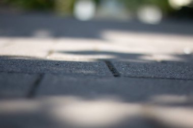  Güneş ışığı ve gölgeli şehir dokusuna sahip beton blok kaldırım. Yüksek kalite fotoğraf
