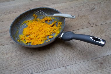  Çırpılmış yumurta ve çırpılmış çırpılmış tavada pişmiş kahvaltı. Yüksek kalite fotoğraf