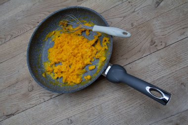  Tavada pişmiş kahvaltıda çırpılmış yumurta ve çırpılmış yumurta. Yüksek kalite fotoğraf