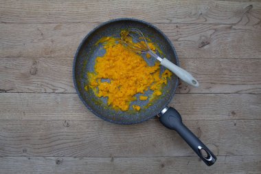  Tavada pişmiş kahvaltıda çırpılmış yumurta ve çırpılmış yumurta. Yüksek kalite fotoğraf