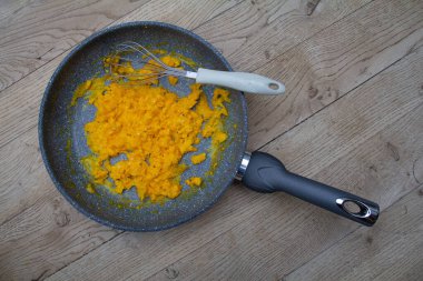  Tavada pişmiş kahvaltıda çırpılmış yumurta ve çırpılmış yumurta. Yüksek kalite fotoğraf