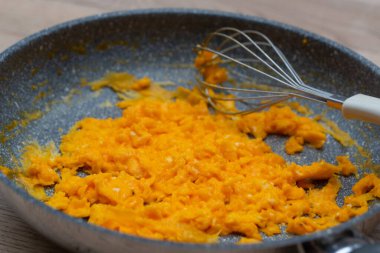  Yağda yumurta ve çırpılmış çırpılmış çırpılmış tavada kahvaltı. Yüksek kalite fotoğraf