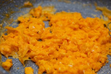  Kızarmış tava dokusunda çırpılmış yumurta yakın plan. Yüksek kalite fotoğraf