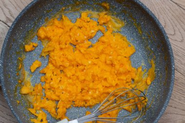  Yağda yumurta ve çırpılmış çırpılmış çırpılmış tavada kahvaltı. Yüksek kalite fotoğraf