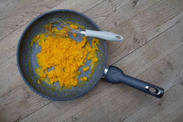  Tavada pişmiş kahvaltıda çırpılmış yumurta ve çırpılmış yumurta. Yüksek kalite fotoğraf