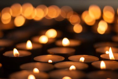  Karanlık, huzurlu bir ortamda titreşen çay mumları. Yüksek kalite fotoğraf